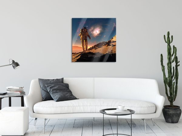 Astronaut klettert auf den Mond, Glasbild Quadratisch Online – Bild 2