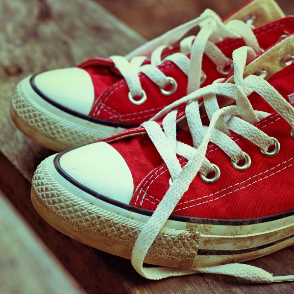 Coole Rote Schuhe, Glasbild Quadratisch Online – Bild 5